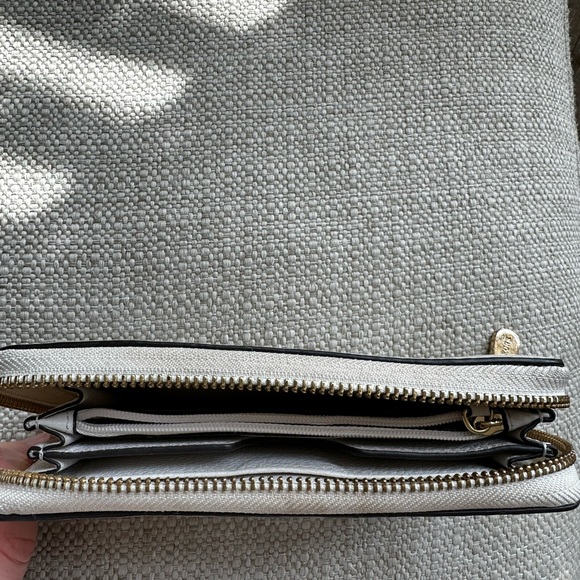 Michael Kors Cream Wallet with strap - Picture 4 of 4